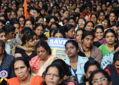 La battaglia per impedire alle donne di entrare nel tempio scuote l’India